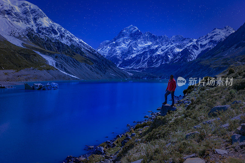 新西兰库克山:当蓝色的天空和明亮的星星出现时，一个人独自在晚上放松