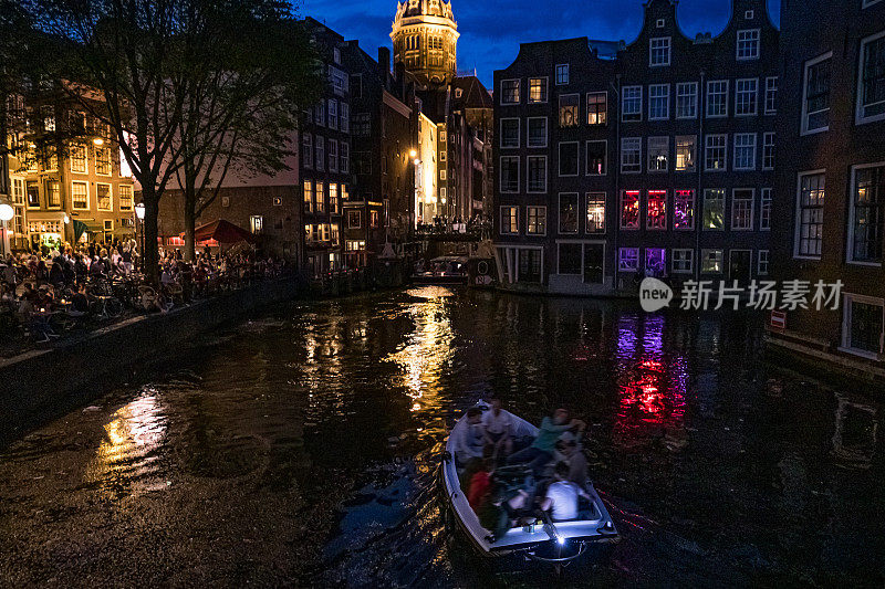 红灯区域视图和阿姆斯特丹运河，自行车和自行车，游艇，生活船。