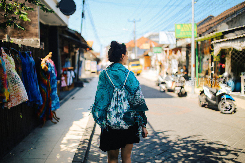 来自印尼巴厘岛库塔的年轻女旅行者