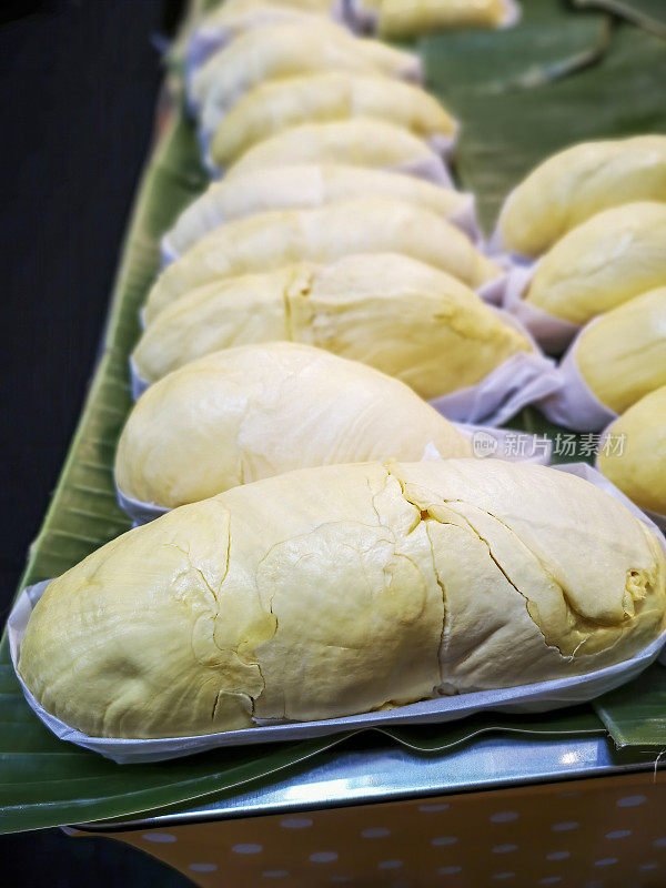 新鲜挑选的榴莲果肉在泰国市场出售。