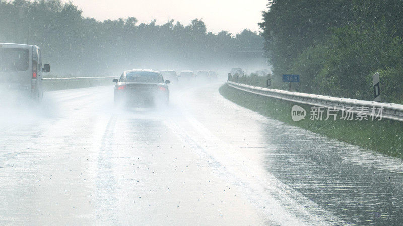 在高速公路上冒着雨开车