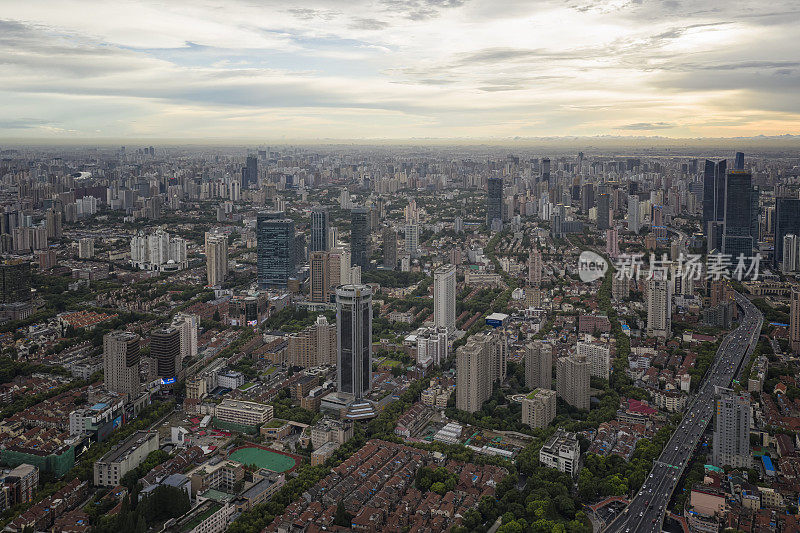 中国上海的日出全景航拍图