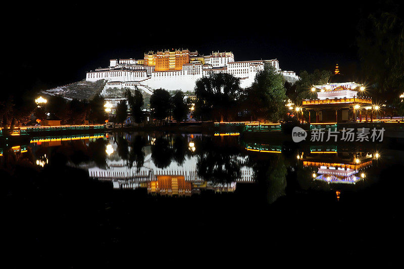 拉萨前西藏今中国，城关区布达拉宫，夜景映池