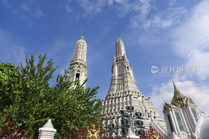 曼谷佛教寺庙外部的建筑细节