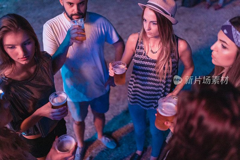 一群朋友在夏季音乐节上玩得开心