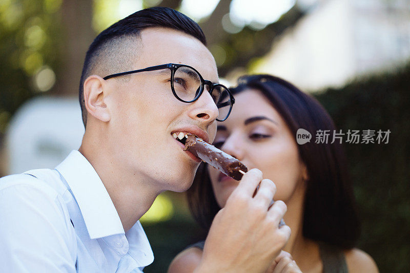 年轻夫妇吃冰淇淋