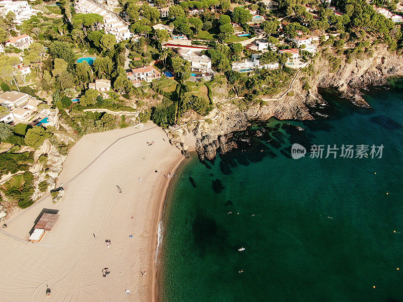 正上方的小沙滩沙滩在夏天在科斯塔布拉瓦，加泰罗尼亚，西班牙