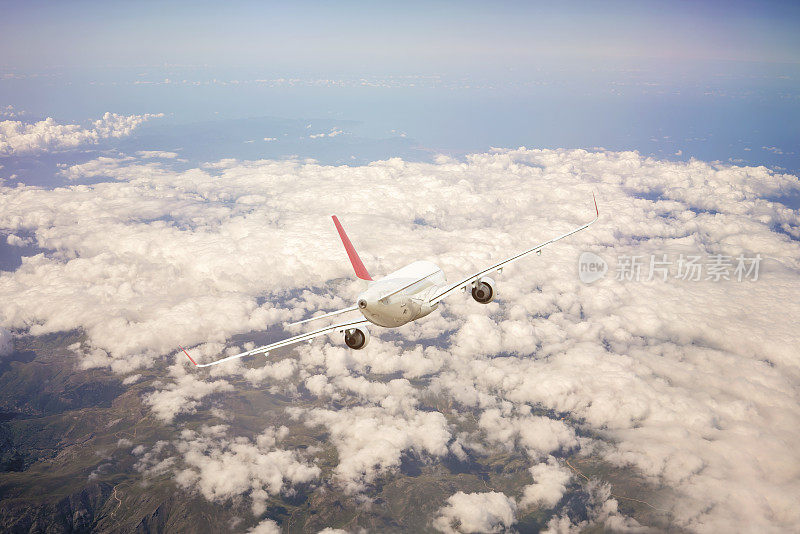 客机在云层上空飞行