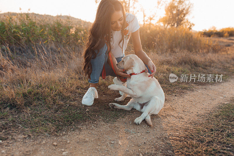 年轻漂亮的女人和她的狗