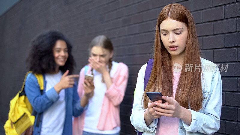 被欺负的女学生用智能手机阅读令人尴尬的社交网络新闻
