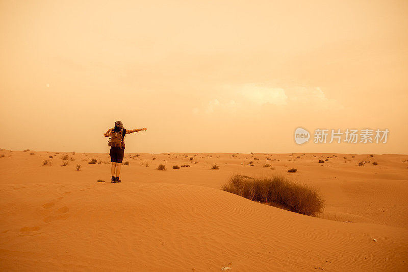 亚洲女人在沙漠旅行