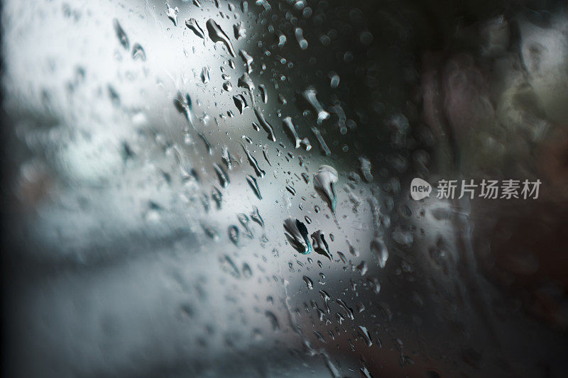 汽车挡风玻璃上的雨滴背景