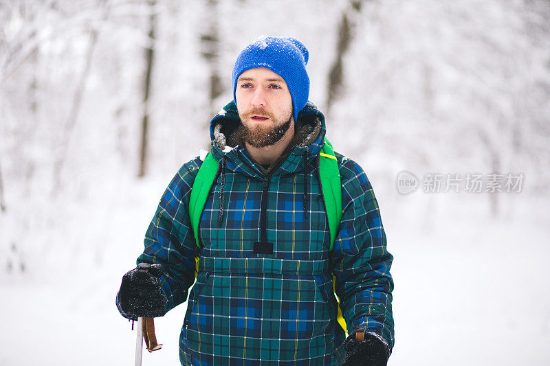 一个人独自行走在雪山上。