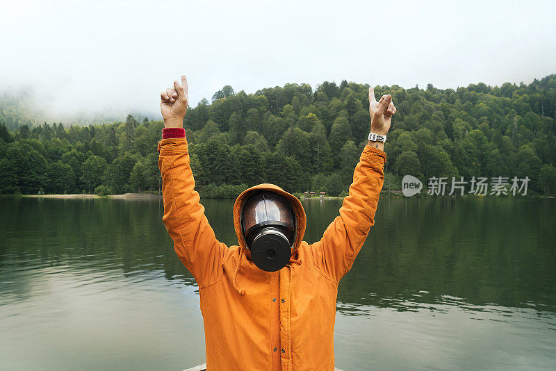 防毒面具橙色雨衣的人