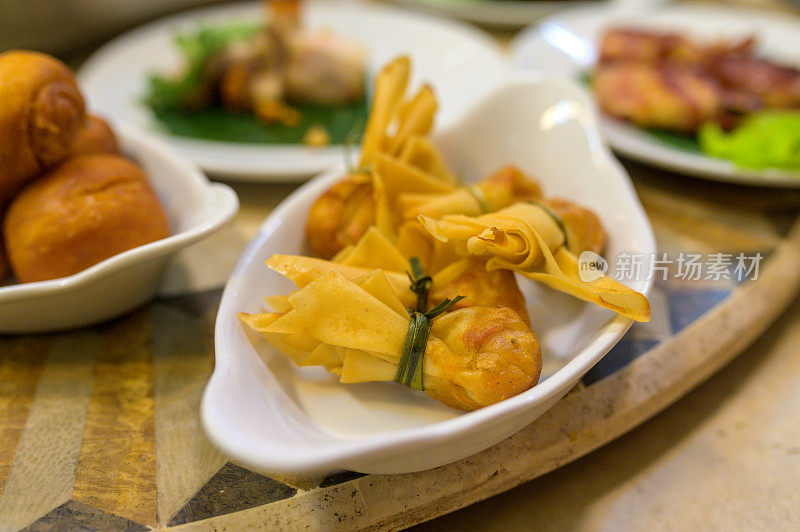 亚洲风味食物开胃菜油炸馄饨或饺子