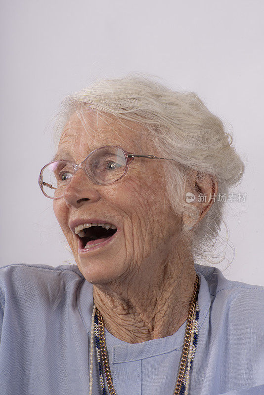 一个活泼成熟的女人在她的80岁后期的头像。