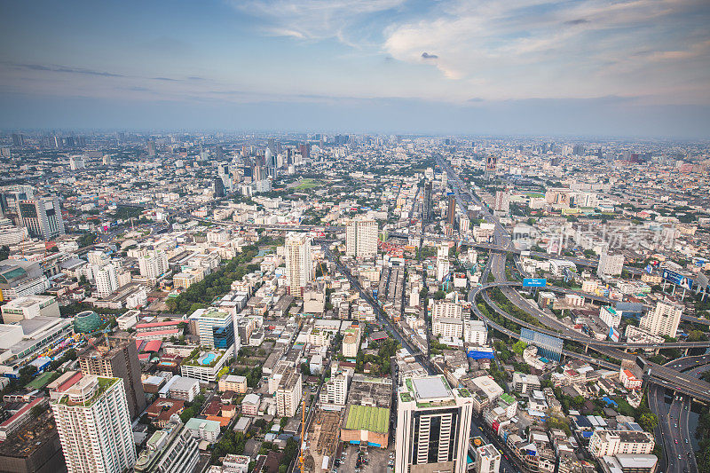 全景城市景观商业区(巴图南，中央世界，曼谷，泰国)大厦黄昏