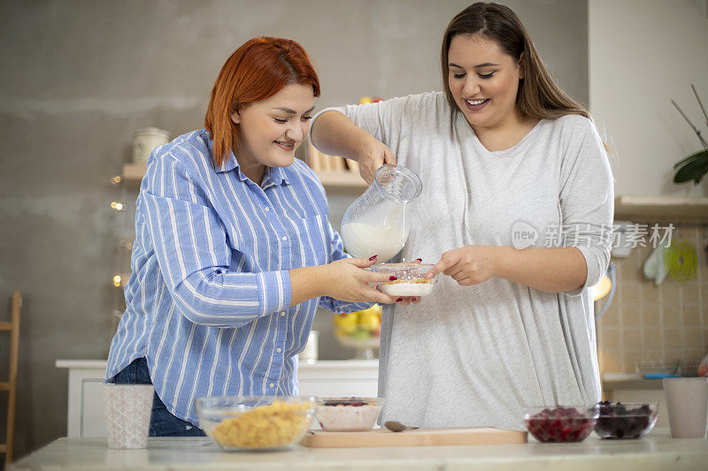 年轻微笑的胖女人在准备早餐。