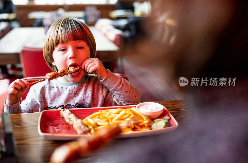 一个小孩在和他妈妈吃早午餐