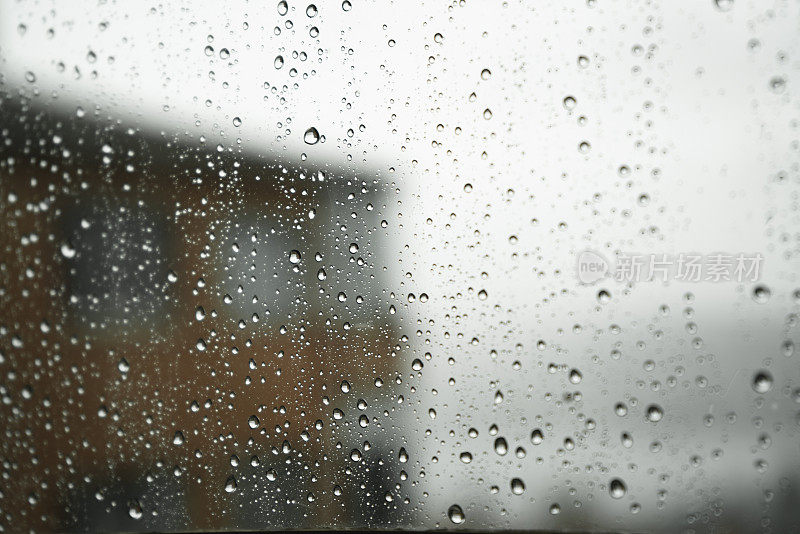 雨滴落在窗户上