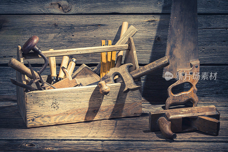 细木工工具箱在乡村木棚里的特写