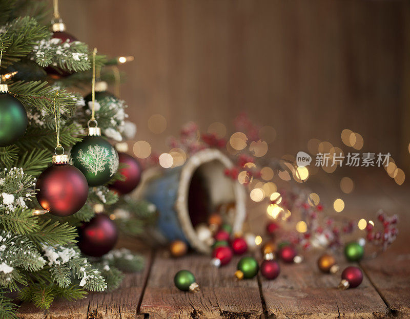 采购产品圣诞树，装饰品和金灯背景