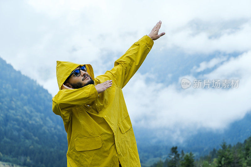 黄色雨衣的人