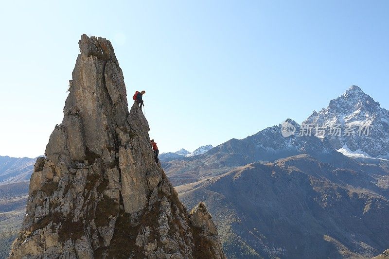 登山运动员登山顶