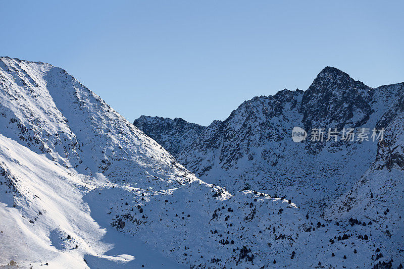 波尔塔(Pyrenees-Orientales)的雪山