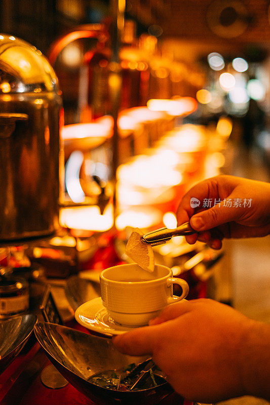 在自助餐厅准备凉茶的男人