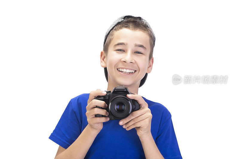 肖像快乐的十几岁的男孩拍照与数码相机微笑的面部表情在白色的背景