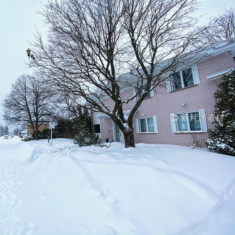 六十年代建造的房子，在寒冷的新年前夜被雪包围。