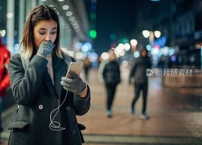 美丽的女人在街上听音乐