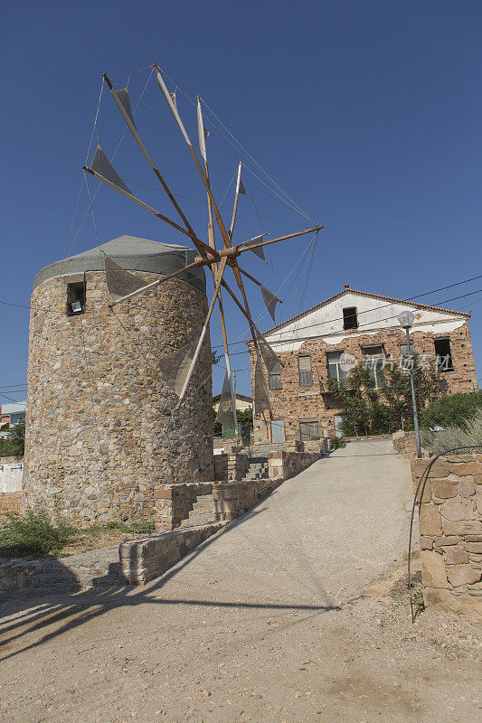 希腊爱琴海希奥斯岛海滨历史悠久的奥斯曼风车