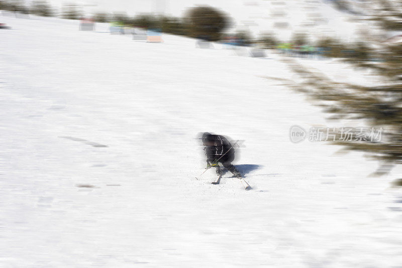 高角度的观点，不可辨认的滑雪者跌落在滑雪坡