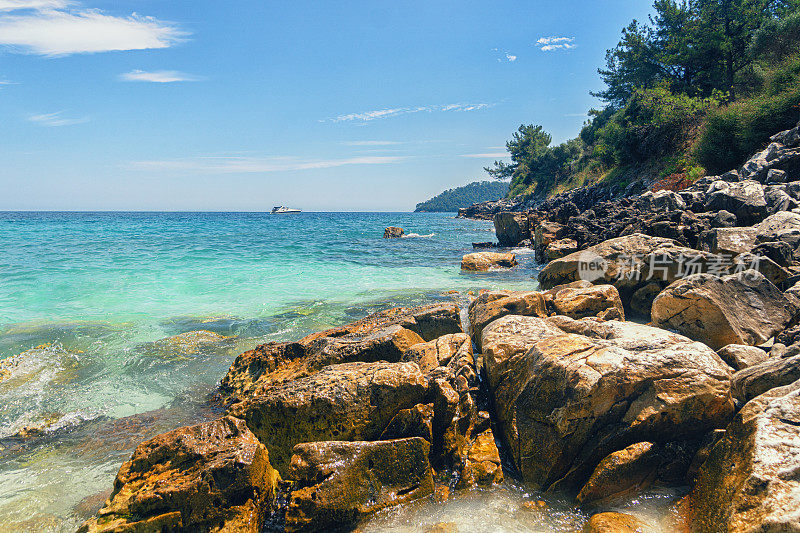 希腊岛上美丽的海滩，岩石嶙峋的海岸线，绿松石般的大海