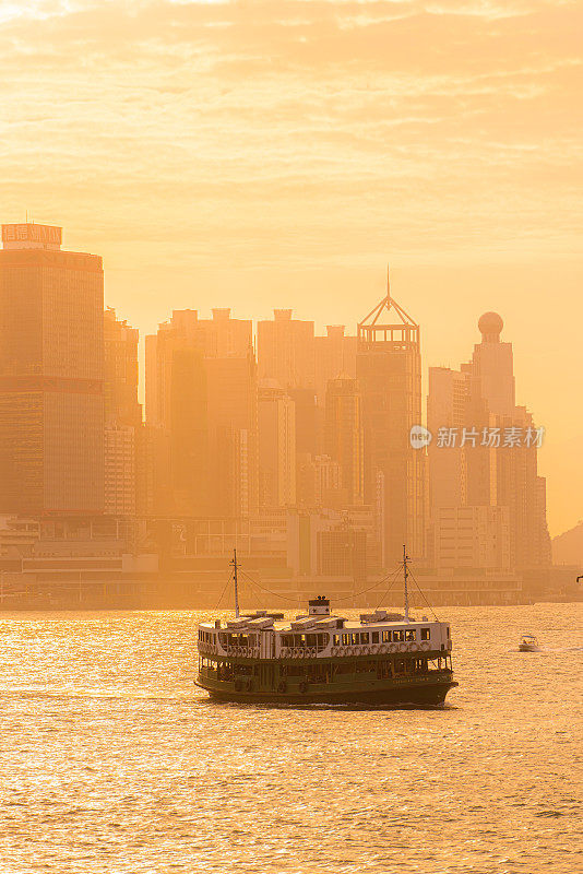 日落和天星小轮在维多利亚港，香港