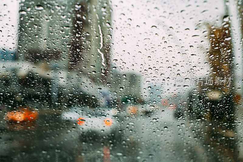 雨时雨滴落在车窗上