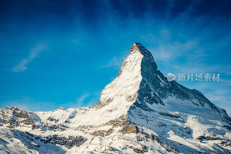 世界著名的马特峰位于瑞士泽马特镇上空，冬季