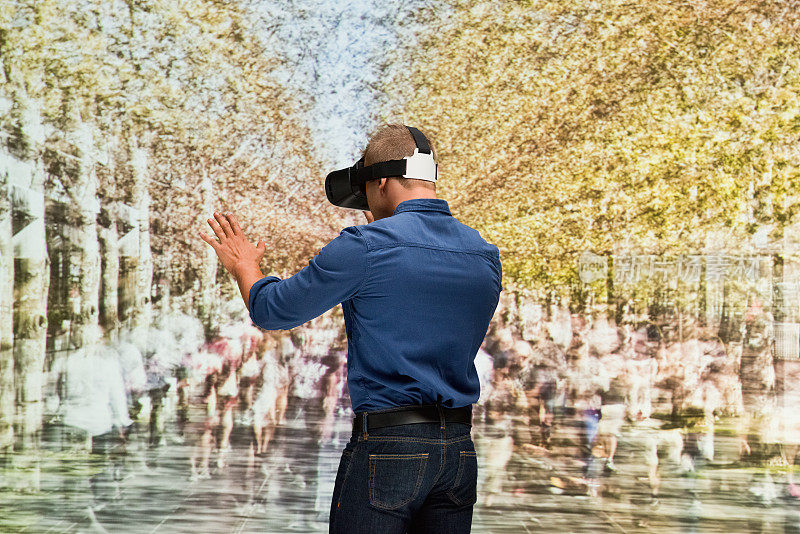 长时间暴露在户外使用虚拟现实的男性