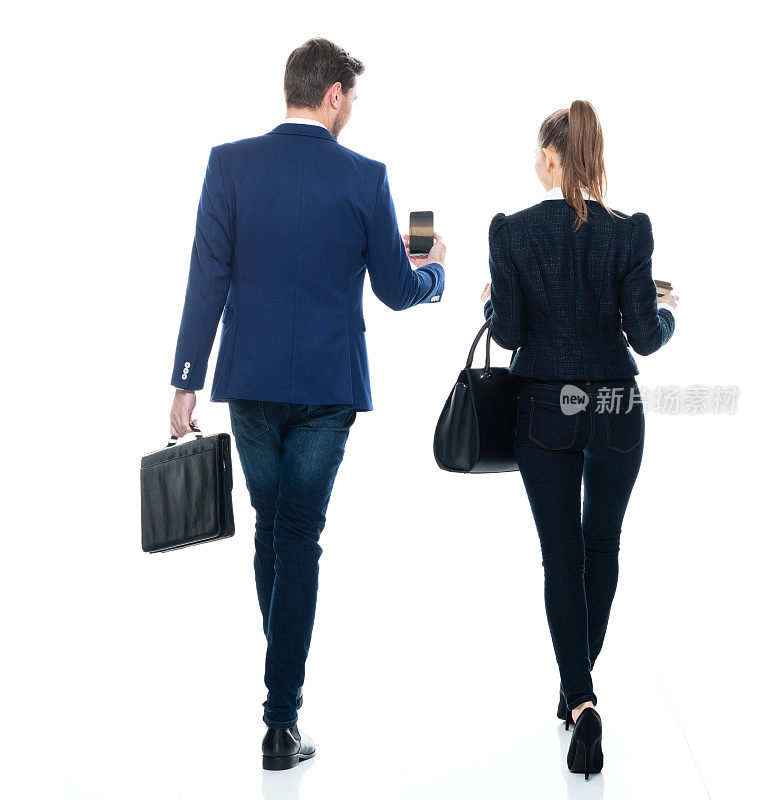 白人年轻男性女商人走在白色背景，穿着裤子，拿着公文包
