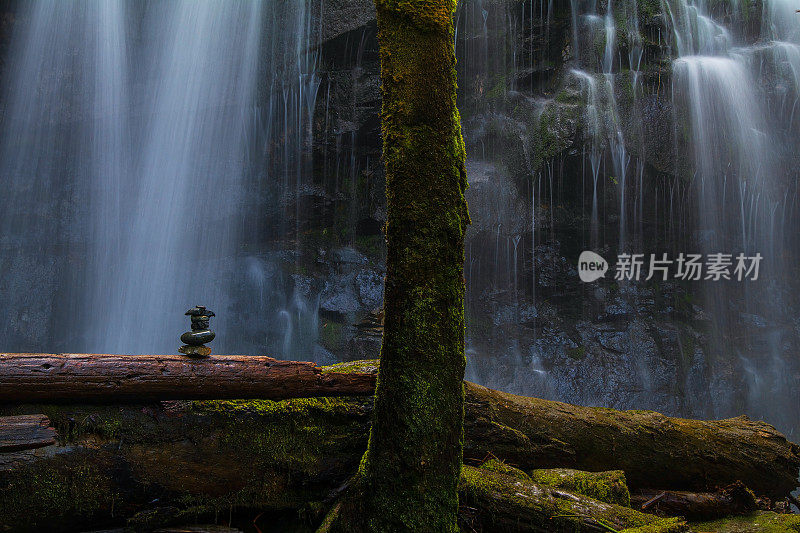 瀑布与Inuksuk在前景