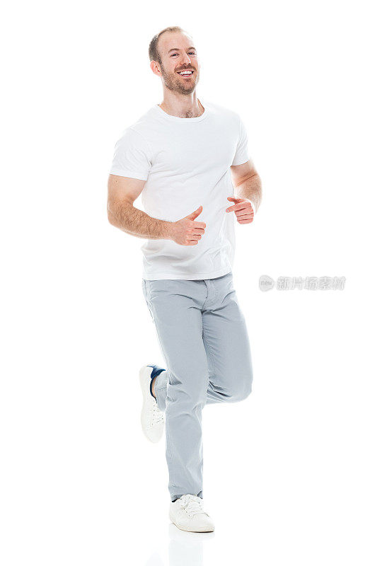 白人年轻男性穿着帆布鞋在白色背景前锻炼