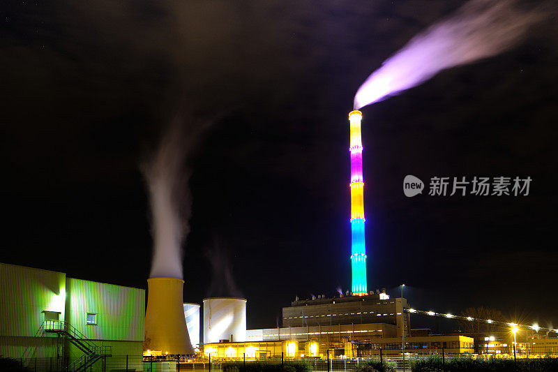 2020年3月，德国开姆尼茨电厂的照明烟囱