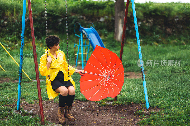 雨中的悲伤女人