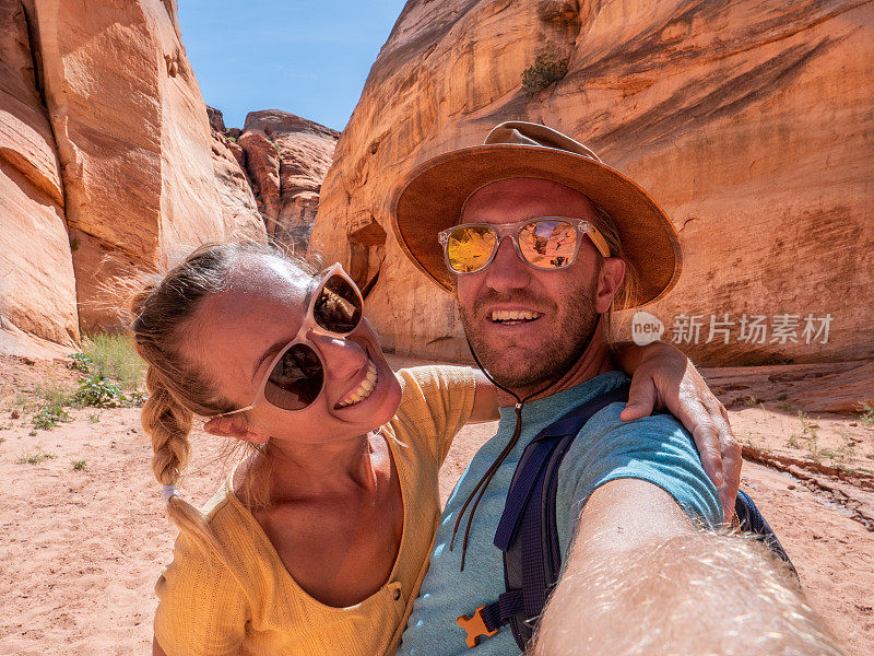 一对年轻夫妇在美国峡谷自拍