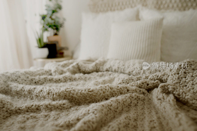 床层中性羽绒被和舒适的毯子