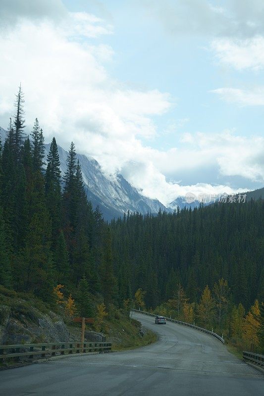 在落基山脉的公路旅行