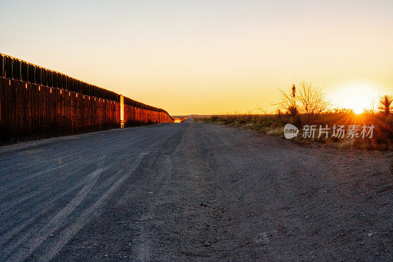 美国德克萨斯州埃尔帕索市和新墨西哥州哥伦布市之间的国际边境墙