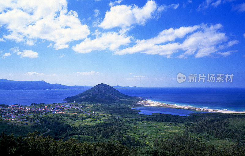 卢洛山和泻湖。西班牙加利西亚的Ancoradoiro海滩